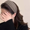 Simple temperamento ancho borde de pelo de gamuza hoop mujer 2025 nuevo estilo primavera/otoño cabeza hoop mostrar la cara pequeño antideslizante pelo paquete de cabeza Application Scenario